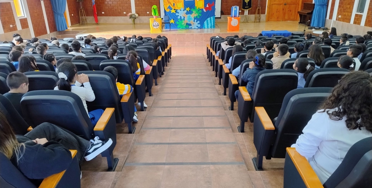 La Compañía de Títeres Aula y Teatro realiza una presentación especial para nuestros estudiantes.